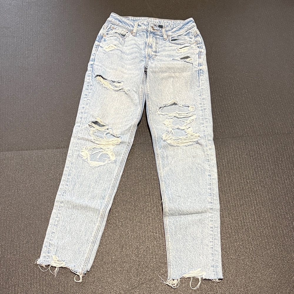 AMERICAN EAGLE Distressed Light Blue Strigid MomJeans